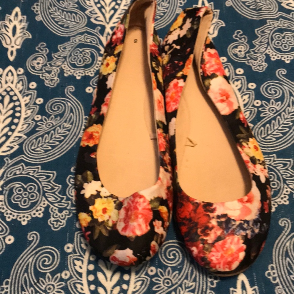 Black floral flat